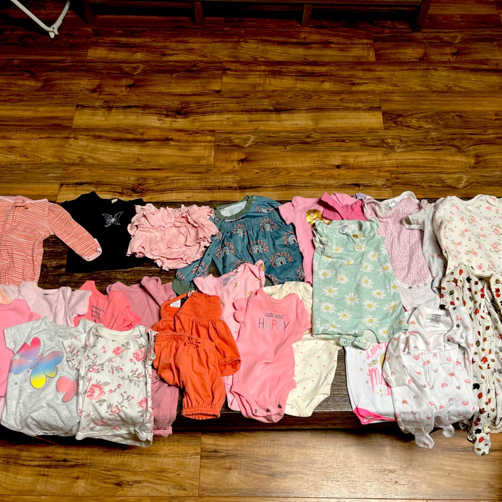 28 0-3 month baby outfits/onesies. Plus a sleep sac.
